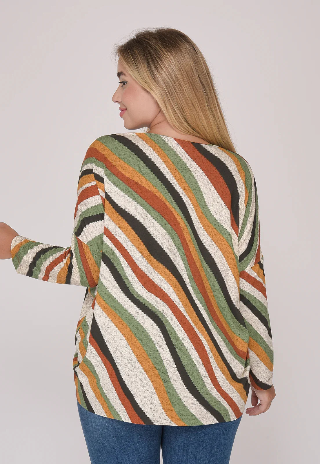 Blusa feminina listrada com padrão diagonal colorido em tons terrosos, vista de costas