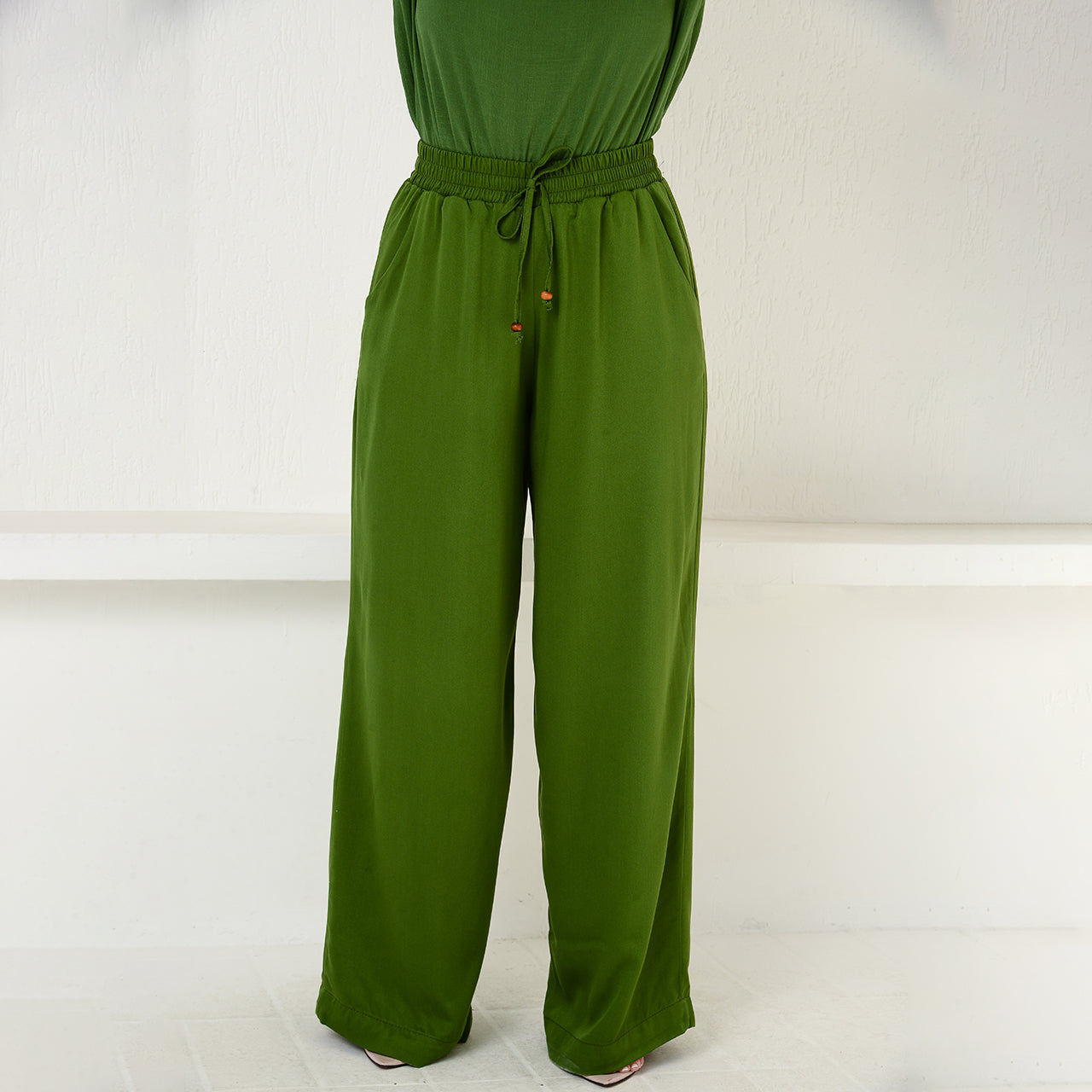 Calça Pantalona em Viscose BBonnie Manu Verde Militar