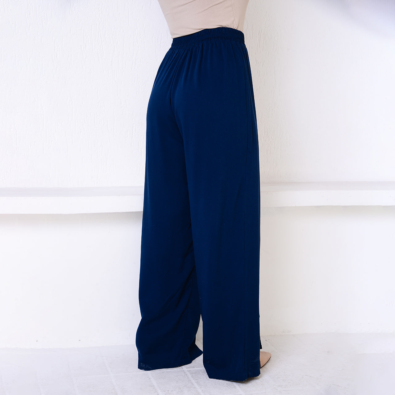 Calça Pantalona com Fenda na Frente BBonnie Paola Azul Marinho
