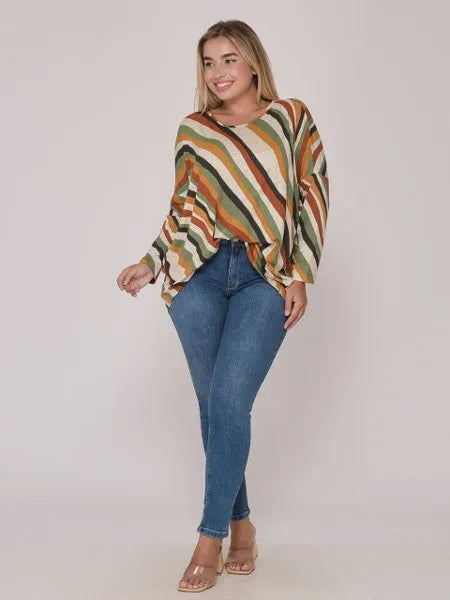 Mulher sorridente vestindo blusa listrada em tons terra e jeans azul ajustado em fundo neutro