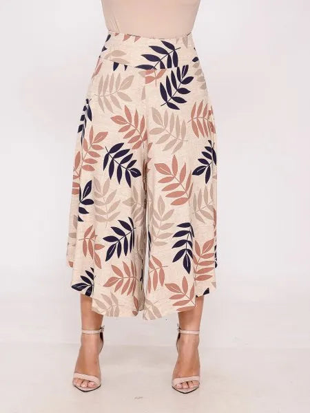 Calça pantacourt feminina bege com estampa de folhas em tons terrosos e azul marinho