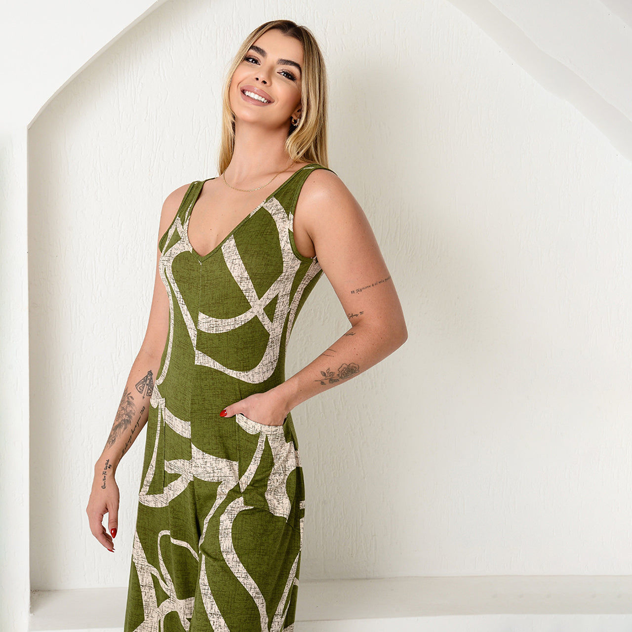 Macacão Pantacourt de Alças e Bolsos BBonnie Carla Estampados