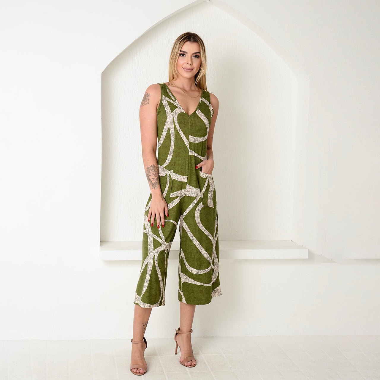 Macacão Pantacourt de Alças e Bolsos BBonnie Carla Estampados