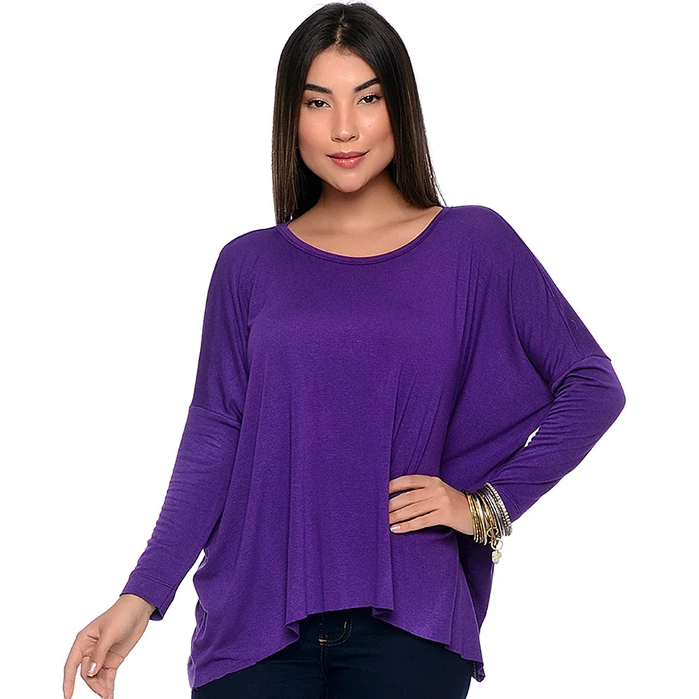 Mulher usando blusa roxa de manga longa com design solto, combinada com calça escura e pulseiras douradas